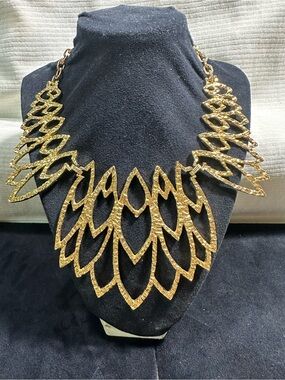 Vtg: Celebrity NY Open Work Runway Statement Textured Necklace